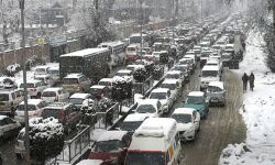 ജമ്മു കശ്മീരില്‍ കനത്ത മഞ്ഞുവീഴ്ച; മിനി ട്രക്കിനുള്ളില്‍ രണ്ടുപേര്‍ മരിച്ച നിലയില്‍