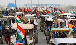 അതിര്‍ത്തിയിലേക്ക് ട്രാക്ടറുകളുടെ പ്രവാഹം; സിംഘുവില്‍ പോലിസ് ബാരിക്കേഡുകളും ട്രക്കുകളും ഇടിച്ചുനീക്കി;   കര്‍ഷകര്‍ ഡല്‍ഹിയിലേക്ക്