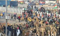 കര്‍ഷക പ്രക്ഷോഭം: ട്രാക്ടര്‍ റാലിക്ക് നേരെ പോലിസ് കണ്ണീര്‍ വാതകം; സിംഘു അതിര്‍ത്തിയില്‍ ലാത്തിചാര്‍ജ്