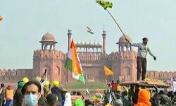 സംഘര്‍ഷഭരിതമായി ഡല്‍ഹി: കര്‍ഷകര്‍ ചെങ്കോട്ടയില്‍; കൊല്ലപെട്ട കര്‍ഷകന്റെ മൃതദേഹുമായി പ്രതിഷേധം