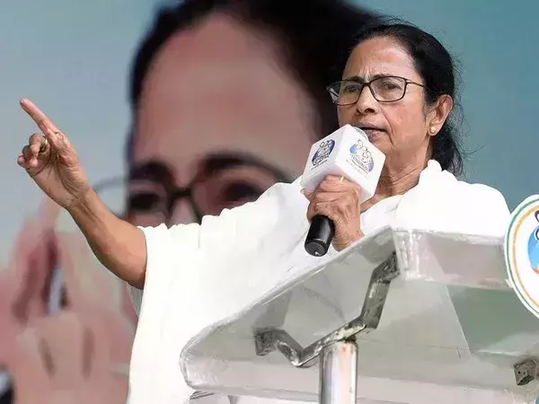 കര്ഷക റാലിയിലെ സംഘര്ഷം: കേന്ദ്രസര്ക്കാരിനെ കുറ്റപ്പെടുത്തി മമതാ ബാനര്ജി കര്ഷക റാലിയിലെ സംഘര്ഷം: കേന്ദ്രസര്ക്കാരിനെ കുറ്റപ്പെടുത്തി മമതാ ബാനര്ജി