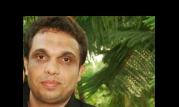 ഷട്ടില് കളിക്കുന്നതിനിടെ കുഴഞ്ഞ് വീണ് മിമിക്രി കലാകാരന് മരിച്ചു ഷട്ടില് കളിക്കുന്നതിനിടെ കുഴഞ്ഞ് വീണ് മിമിക്രി കലാകാരന് മരിച്ചു