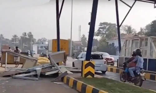 ഉദ്ഘാടനത്തിന് പിന്നാലെ ആലപ്പുഴ ബൈപാസില് വീണ്ടും അപകടം; ലോറിയിടിച്ച് ടോള് ബൂത്ത് തകര്ന്നു ഉദ്ഘാടനത്തിന് പിന്നാലെ ആലപ്പുഴ ബൈപാസില് വീണ്ടും അപകടം; ലോറിയിടിച്ച് ടോള് ബൂത്ത് തകര്ന്നു