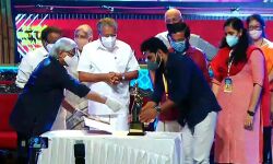 സംസ്ഥാന ചലച്ചിത്ര പുരസ്കാര വിതരണം: മുഖ്യമന്ത്രിയുടേത് മര്യാദകേടെന്നും നാടകമെന്നും രമേശ് ചെന്നിത്തല സംസ്ഥാന ചലച്ചിത്ര പുരസ്കാര വിതരണം: മുഖ്യമന്ത്രിയുടേത് മര്യാദകേടെന്നും നാടകമെന്നും രമേശ് ചെന്നിത്തല