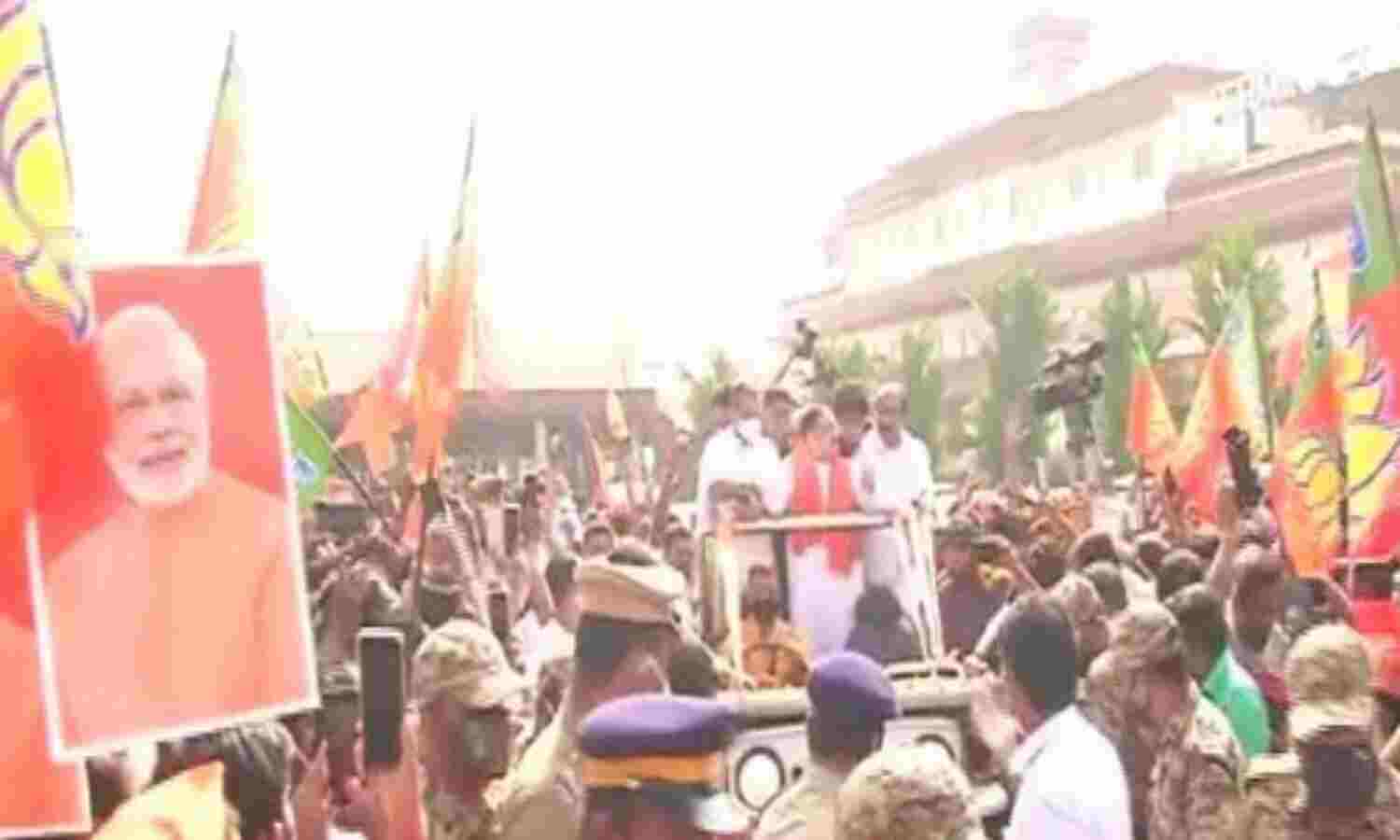 ബിജെപി നേതാവ് ജെ പി നദ്ദ കൊച്ചിയിലെത്തി; കൊവിഡ് നിര്ദേശങ്ങള് അവഗണിച്ച് തടിച്ചുകൂടിയത് നൂറുകണക്കിനുപേര് ബിജെപി നേതാവ് ജെ പി നദ്ദ കൊച്ചിയിലെത്തി; കൊവിഡ് നിര്ദേശങ്ങള് അവഗണിച്ച് തടിച്ചുകൂടിയത് നൂറുകണക്കിനുപേര്