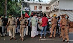 കുഞ്ഞാലിക്കുട്ടിയുടെ രാജി: എസ്ഡിപിഐ ചക്കരക്കുടം പൊട്ടിച്ച് പ്രതിഷേധം