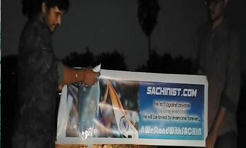 സച്ചിന്‍ ടെന്‍ഡുല്‍ക്കര്‍ക്ക് വിശാഖപ്പട്ടണത്ത് ആരാധകരുടെ പാലഭിഷേകം