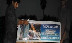 സച്ചിന്‍ ടെന്‍ഡുല്‍ക്കര്‍ക്ക് വിശാഖപ്പട്ടണത്ത് ആരാധകരുടെ പാലഭിഷേകം