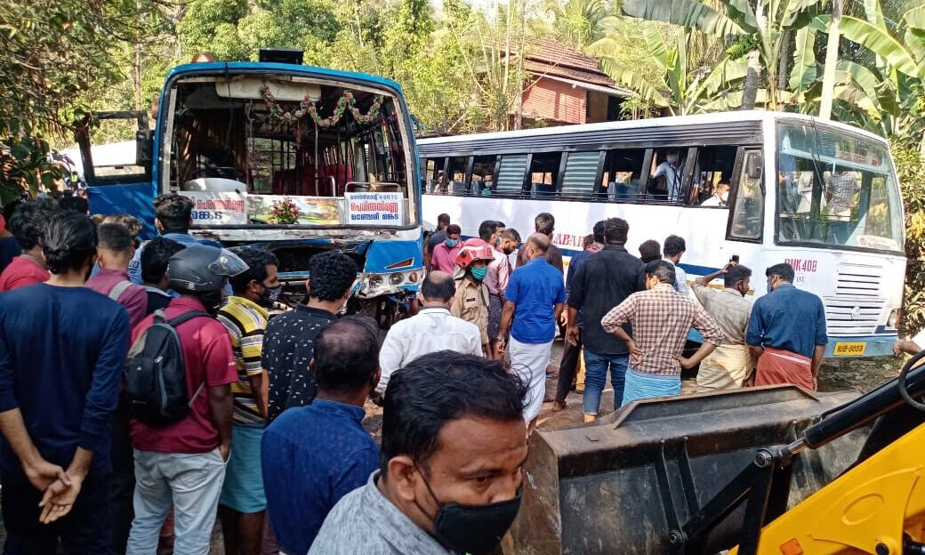 മങ്കടയില് ഗുഡ്സ് ഓട്ടോയില് ബസ്സിടിച്ച് മൂന്നുമരണം മങ്കടയില് ഗുഡ്സ് ഓട്ടോയില് ബസ്സിടിച്ച് മൂന്നുമരണം
