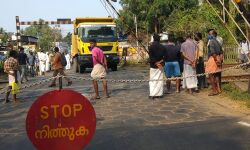 ചെട്ടിപ്പടി റെയില്‍വേ ഗേറ്റില്‍ ലോറിയിടിച്ച് ക്രോസ്ബാര്‍ വൈദ്യുതിക്കമ്പിയിലേക്ക് വീണു; ഒഴിവായത് വന്‍അപകടം