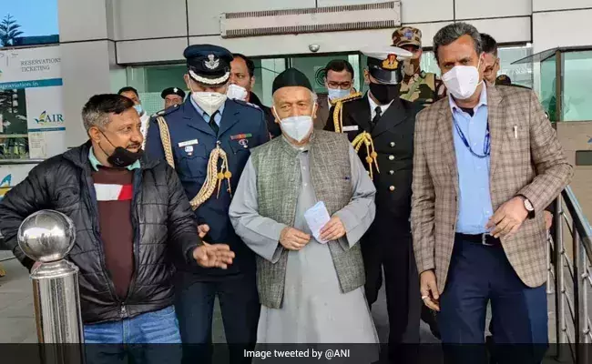 വിമാനത്തിന് അനുമതി നല്‍കിയില്ല; ഗവര്‍ണര്‍ കാത്തിരുന്നത് 2 മണിക്കൂര്‍, ഉദ്ധവ് സര്‍ക്കാറിന് വിമര്‍ശനം