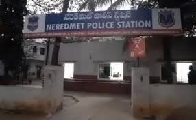 സ്‌കൂള്‍ ഫീസ് അടയ്ക്കാതെ ക്ലാസില്‍ കയറരുതെന്ന് അധികൃതര്‍; പത്താംക്ലാസ് വിദ്യാര്‍ഥിനി തൂങ്ങി മരിച്ച നിലയില്‍