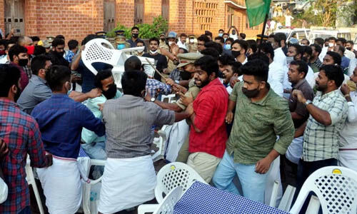 മലപ്പുറത്ത് യുവജനക്ഷേമ ബോര്‍ഡിന്റെ പരിപാടിയ്ക്കിടെ യൂത്ത് ലീഗ് പ്രതിഷേധം; സംഘര്‍ഷം