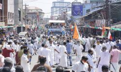 പ്രതിപക്ഷ നേതാവിന്റെ ജാഥയെ സ്വീകരിയ്ക്കാന് പോലിസ്: ചട്ടലംഘനമെന്ന് ആക്ഷേപം പ്രതിപക്ഷ നേതാവിന്റെ ജാഥയെ സ്വീകരിയ്ക്കാന് പോലിസ്: ചട്ടലംഘനമെന്ന് ആക്ഷേപം