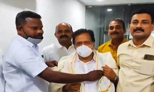 രമേശ് ചെന്നിത്തലയ്ക്ക് പൊന്നാടയണിയിച്ച പോലിസുകാര്ക്ക് സസ്പെന്ഷന് രമേശ് ചെന്നിത്തലയ്ക്ക് പൊന്നാടയണിയിച്ച പോലിസുകാര്ക്ക് സസ്പെന്ഷന്