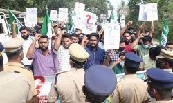 കണ്ണൂരില് മുഖ്യമന്ത്രിയുടെ സംവാദ വേദിയിലേക്ക് എംഎസ്എഫ് പ്രതിഷേധ മാര്ച്ച് കണ്ണൂരില് മുഖ്യമന്ത്രിയുടെ സംവാദ വേദിയിലേക്ക് എംഎസ്എഫ് പ്രതിഷേധ മാര്ച്ച്