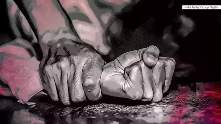 വീട്ടില് പുസ്തക വില്പ്പനക്കെത്തിയ യുവതിയെ ബലാല്സംഗം ചെയ്തതായി പരാതി: വില്ലേജ് ഓഫീസര് പിടിയില് വീട്ടില് പുസ്തക വില്പ്പനക്കെത്തിയ യുവതിയെ ബലാല്സംഗം ചെയ്തതായി പരാതി: വില്ലേജ് ഓഫീസര് പിടിയില്