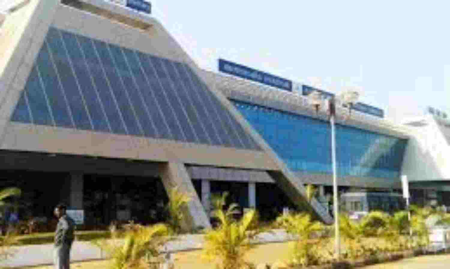 വിമാനത്താവളം വഴി കടത്താന് ശ്രമിച്ച സ്വര്ണവും വിദേശ കറന്സിയും പിടികൂടി വിമാനത്താവളം വഴി കടത്താന് ശ്രമിച്ച സ്വര്ണവും വിദേശ കറന്സിയും പിടികൂടി
