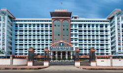 സര്‍ക്കിള്‍ ഇന്‍സ്‌പെക്ടറെ ഹൈക്കോടതി വളപ്പില്‍ വെച്ച് അഭിഭാഷകര്‍ മര്‍ദിച്ചതായി പരാതി