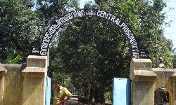 വിയ്യൂര് സെന്ട്രല് ജയിലില് നിന്ന് തടവുചാടിയ പ്രതി പിടിയില് വിയ്യൂര് സെന്ട്രല് ജയിലില് നിന്ന് തടവുചാടിയ പ്രതി പിടിയില്