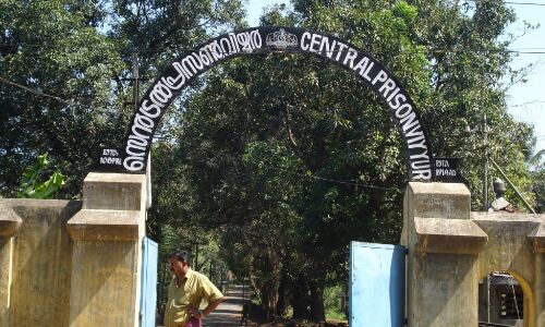 വിയ്യൂര് സെന്ട്രല് ജയിലില് നിന്ന് തടവുചാടിയ പ്രതി പിടിയില് വിയ്യൂര് സെന്ട്രല് ജയിലില് നിന്ന് തടവുചാടിയ പ്രതി പിടിയില്