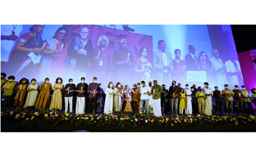 രാജ്യാന്തര ചലച്ചിത്രമേളക്ക് കൊച്ചിയില് തിരി തെളിഞ്ഞു; മേളയില് രാഷ്ട്രീയം കലര്ത്തിയിട്ടില്ലെന്ന് മന്ത്രി എ കെ ബാലന് രാജ്യാന്തര ചലച്ചിത്രമേളക്ക് കൊച്ചിയില് തിരി തെളിഞ്ഞു; മേളയില് രാഷ്ട്രീയം കലര്ത്തിയിട്ടില്ലെന്ന് മന്ത്രി എ കെ ബാലന്