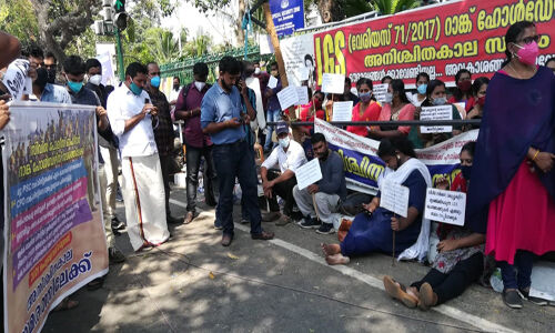 കെഎസ്‌യു സെക്രട്ടേറിയറ്റ് മാര്‍ച്ചില്‍ സംഘര്‍ഷം: സമരക്കാരെ പോലിസ് വളഞ്ഞിട്ട് തല്ലി