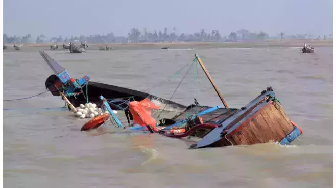 ബോട്ടിടിച്ച് മത്സ്യബന്ധന തോണി തകര്‍ന്നു: തൊഴിലാളികള്‍ അത്ഭുതകരമായി രക്ഷപ്പെട്ടു