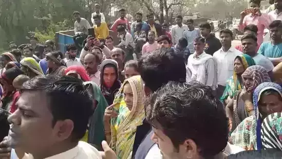 യുപിയില്‍ ദുരൂഹ സാഹചര്യത്തില്‍ മരിച്ച പെണ്‍കുട്ടികളുടെ മൃതദേഹം സംസ്‌കരിക്കുന്നത് പ്രദേശവാസികള്‍ തടഞ്ഞു