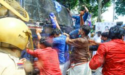 കെഎസ്യു പ്രവര്ത്തകരെ പോലിസ് അക്രമിച്ച സംഭവം: രമേശ് ചെന്നിത്തല പ്രതിഷേധിച്ചു കെഎസ്യു പ്രവര്ത്തകരെ പോലിസ് അക്രമിച്ച സംഭവം: രമേശ് ചെന്നിത്തല പ്രതിഷേധിച്ചു