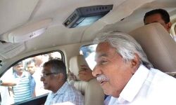 ഉമ്മന്‍ചാണ്ടി സഞ്ചരിച്ച കാര്‍ അടൂരില്‍ അപകടത്തില്‍പ്പെട്ടു