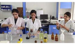 കുടിവെള്ള ശുദ്ധീകരണം; കുഫോസ് വിദ്യാര്ഥികള്ക്ക് യൂറോപ്യന് യൂനിയന് പുരസ്കാരം കുടിവെള്ള ശുദ്ധീകരണം; കുഫോസ് വിദ്യാര്ഥികള്ക്ക് യൂറോപ്യന് യൂനിയന് പുരസ്കാരം