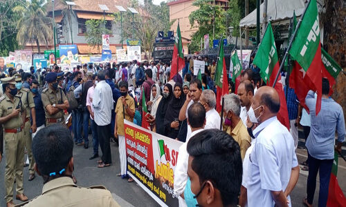 പൗരത്വ സമരത്തിന് സമന്സ്: സര്ക്കാര് നിലപാടില് പ്രതിഷേധിച്ച് എസ്ഡിപിഐ സെക്രട്ടേറിയറ്റ് മാര്ച്ച് നടത്തി പൗരത്വ സമരത്തിന് സമന്സ്: സര്ക്കാര് നിലപാടില് പ്രതിഷേധിച്ച് എസ്ഡിപിഐ സെക്രട്ടേറിയറ്റ് മാര്ച്ച് നടത്തി