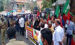 പൗരത്വ സമരത്തിന് സമന്സ്: സര്ക്കാര് നിലപാടില് പ്രതിഷേധിച്ച് എസ്ഡിപിഐ സെക്രട്ടേറിയറ്റ് മാര്ച്ച് നടത്തി പൗരത്വ സമരത്തിന് സമന്സ്: സര്ക്കാര് നിലപാടില് പ്രതിഷേധിച്ച് എസ്ഡിപിഐ സെക്രട്ടേറിയറ്റ് മാര്ച്ച് നടത്തി