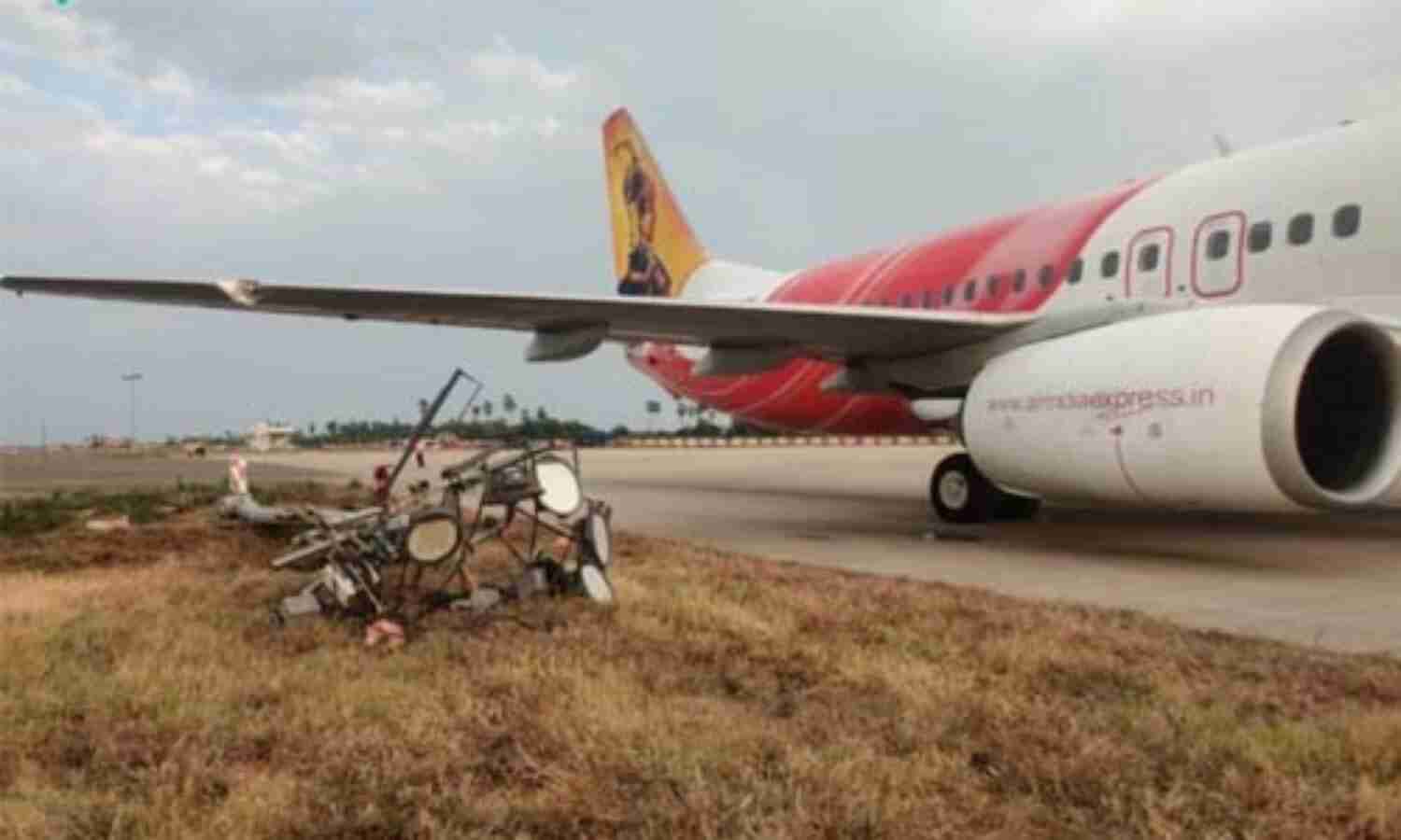 ലാന്ഡിങ്ങിനിടെ എയര് ഇന്ത്യ എക്സ്പ്രസ് വിമാനം ഇലക്ട്രിക് പോളിലിടിച്ചു; വന് ദുരന്തമൊഴിവായി ലാന്ഡിങ്ങിനിടെ എയര് ഇന്ത്യ എക്സ്പ്രസ് വിമാനം ഇലക്ട്രിക് പോളിലിടിച്ചു; വന് ദുരന്തമൊഴിവായി
