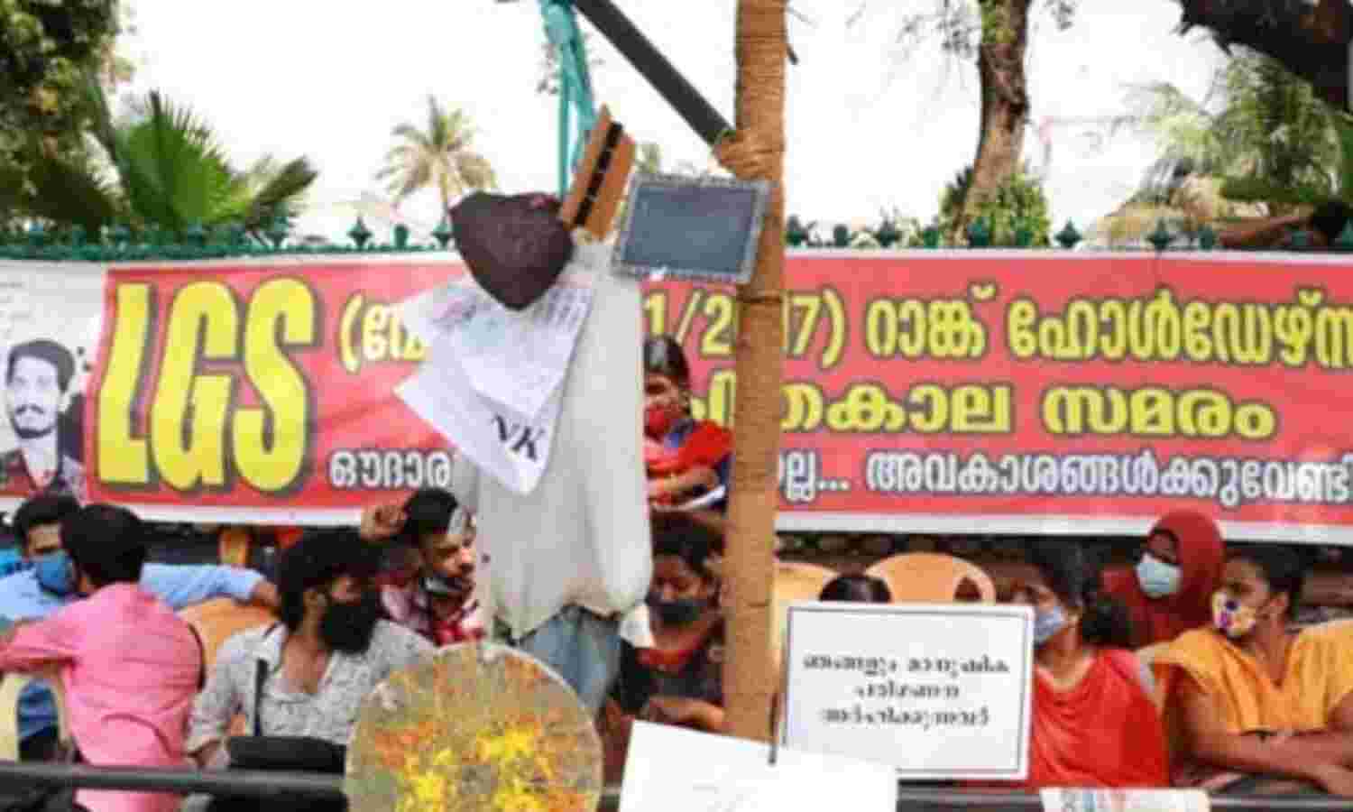 ഇന്ന് അനുകൂലതീരുമാനമുണ്ടായില്ലെങ്കില് നിരാഹാരസമരം; ചര്ച്ചയില് മന്ത്രി കടകംപള്ളിയില്നിന്നുണ്ടായത് പ്രതികൂല സമീപനമെന്ന് ഉദ്യോഗാര്ഥികള് ഇന്ന് അനുകൂലതീരുമാനമുണ്ടായില്ലെങ്കില് നിരാഹാരസമരം; ചര്ച്ചയില് മന്ത്രി കടകംപള്ളിയില്നിന്നുണ്ടായത് പ്രതികൂല സമീപനമെന്ന് ഉദ്യോഗാര്ഥികള്