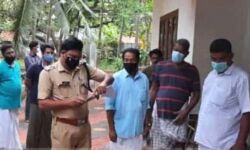 അയനിക്കാട് വീടിന്റെ വാതില്‍ തകര്‍ത്ത് വീട്ടമ്മയുടെ രണ്ടര പവന്‍ മാല കവര്‍ന്നു