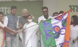 മുന് ഇന്ത്യന് ക്രിക്കറ്റ് താരം മനോജ് തിവാരി തൃണമൂലില് ചേര്ന്നു മുന് ഇന്ത്യന് ക്രിക്കറ്റ് താരം മനോജ് തിവാരി തൃണമൂലില് ചേര്ന്നു