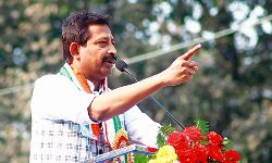 തൃണമൂല്‍ വിട്ട് ബിജെപിയിലെത്തിയ നേതാക്കള്‍ക്കു നേരെ ചെരിപ്പേറ്