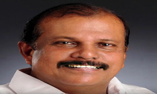 യൂത്ത് കോണ്ഗ്രസ് സമരപ്പന്തലിലെത്തിയ പി സി ജോര്ജ്ജിന് തിരിച്ചടി; ജോര്ജ്ജിന്റെ ഷാള് വേണ്ടെന്ന് റിജില് മാക്കുറ്റി യൂത്ത് കോണ്ഗ്രസ് സമരപ്പന്തലിലെത്തിയ പി സി ജോര്ജ്ജിന് തിരിച്ചടി; ജോര്ജ്ജിന്റെ ഷാള് വേണ്ടെന്ന് റിജില് മാക്കുറ്റി