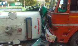 രോഗിയുമായി പോവുകയായിരുന്ന ആംബുലന്‍സ് ടാങ്കര്‍ ലോറിയില്‍ ഇടിച്ചുമറിഞ്ഞു