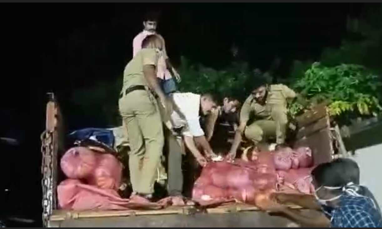 മണ്ണാര്ക്കാട് വന് സ്ഫോടക ശേഖര വേട്ട: 5 കോടി രൂപയുടെ ജലാറ്റിന് സ്റ്റിക്കുകള് പിടികൂടി മണ്ണാര്ക്കാട് വന് സ്ഫോടക ശേഖര വേട്ട: 5 കോടി രൂപയുടെ ജലാറ്റിന് സ്റ്റിക്കുകള് പിടികൂടി