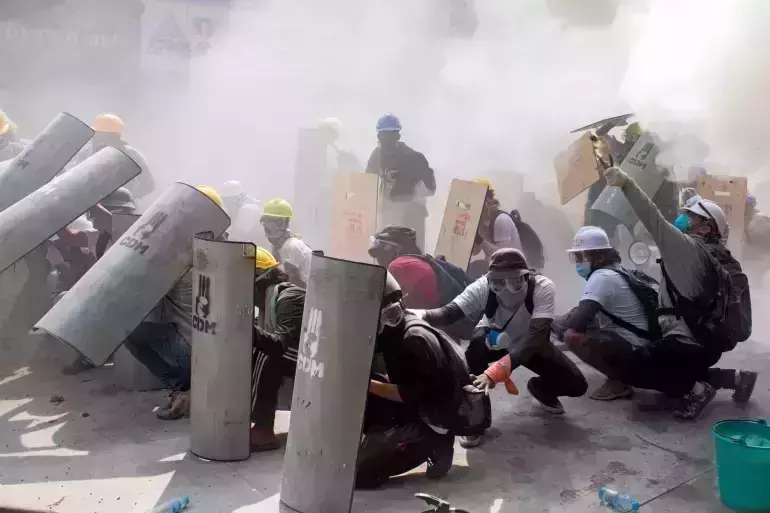 അട്ടിമറി വിരുദ്ധ പ്രതിഷേധത്തെ ചോരയില് മുക്കി മ്യാന്മര് സൈന്യം; വെടിവയ്പില് 18 പേര് കൊല്ലപ്പെട്ടു അട്ടിമറി വിരുദ്ധ പ്രതിഷേധത്തെ ചോരയില് മുക്കി മ്യാന്മര് സൈന്യം; വെടിവയ്പില് 18 പേര് കൊല്ലപ്പെട്ടു