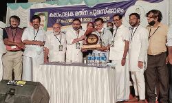 കലാപാലക രത്‌നം പുരസ്‌ക്കാരം ആസാദ് വണ്ടൂരിന് കൈമാറി