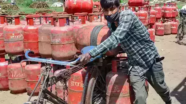 പാചകവാതക വില വീണ്ടും വര്ധിപ്പിച്ചു; മൂന്നു മാസത്തിനിടെ കൂട്ടിയത് 200 രൂപ പാചകവാതക വില വീണ്ടും വര്ധിപ്പിച്ചു; മൂന്നു മാസത്തിനിടെ കൂട്ടിയത് 200 രൂപ