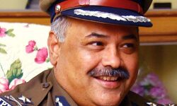 ഔദ്യോഗിക വാഹനത്തില്‍ പീഡിപ്പിക്കാന്‍ ശ്രമിച്ചു; ഡിജിപിക്കെതിരേ ഐപിഎസ് ഉദ്യോഗസ്ഥയുടെ പരാതി