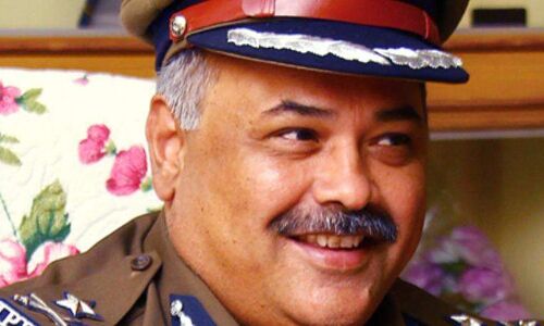 ഔദ്യോഗിക വാഹനത്തില്‍ പീഡിപ്പിക്കാന്‍ ശ്രമിച്ചു; ഡിജിപിക്കെതിരേ ഐപിഎസ് ഉദ്യോഗസ്ഥയുടെ പരാതി