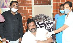 വീട്ടില്വച്ച് മന്ത്രിക്ക് കൊവിഡ് വാക്സിന് കുത്തിവയ്പ്; സര്ക്കാരിനോട് വിശദീകരണം തേടി കേന്ദ്രം വീട്ടില്വച്ച് മന്ത്രിക്ക് കൊവിഡ് വാക്സിന് കുത്തിവയ്പ്; സര്ക്കാരിനോട് വിശദീകരണം തേടി കേന്ദ്രം