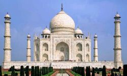 താജ്മഹലിന് ബോംബ് ഭീഷണി; സഞ്ചാരികളെ ഒഴിപ്പിച്ചു