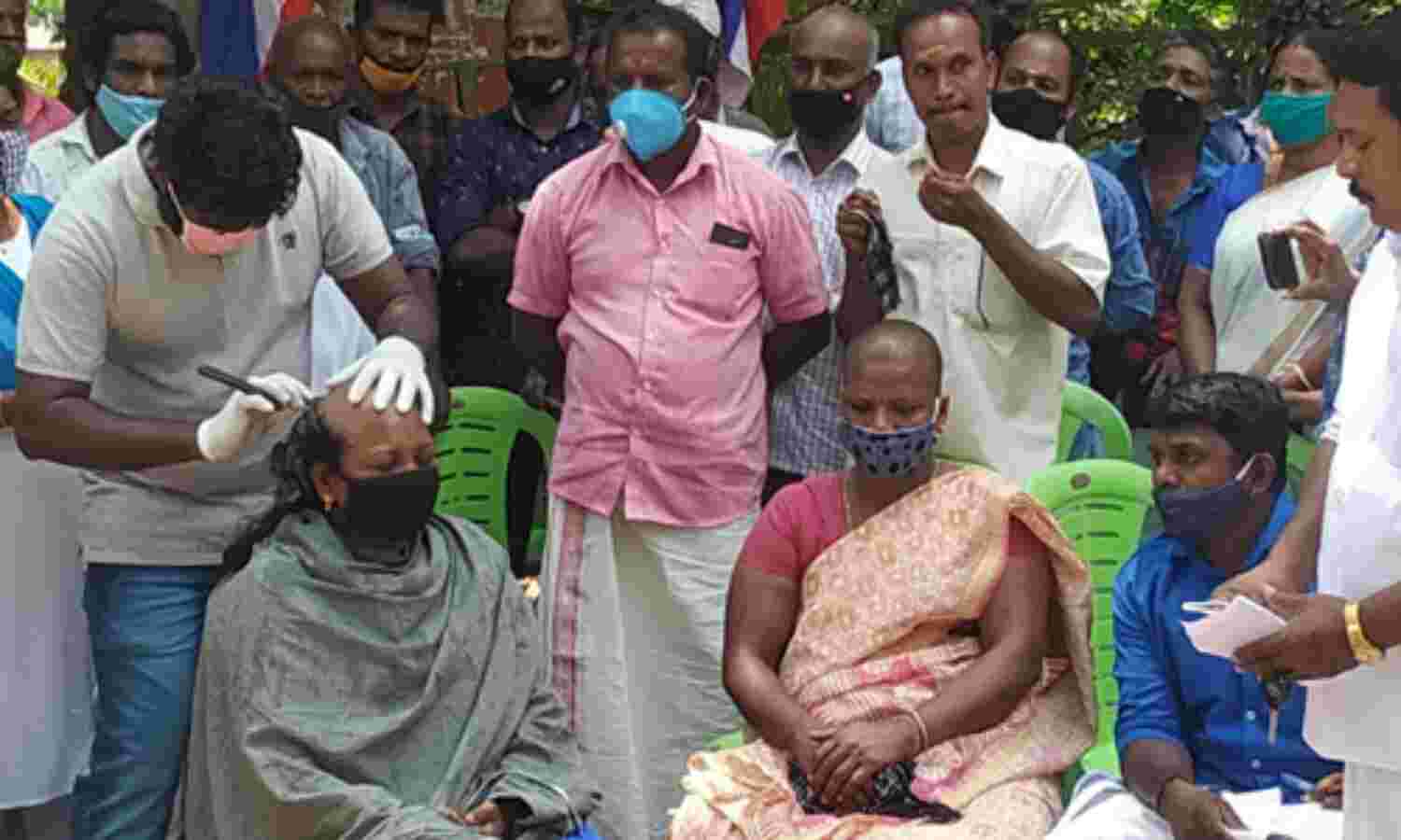 വാളയാറിലെ പെണ്കുട്ടികളുടെ അമ്മയ്ക്ക് പിന്തുണ; എറണാകുളത്ത് കൂട്ടമായി തലമുണ്ഡനം ചെയ്ത് പ്രതിഷേധം വാളയാറിലെ പെണ്കുട്ടികളുടെ അമ്മയ്ക്ക് പിന്തുണ; എറണാകുളത്ത് കൂട്ടമായി തലമുണ്ഡനം ചെയ്ത് പ്രതിഷേധം